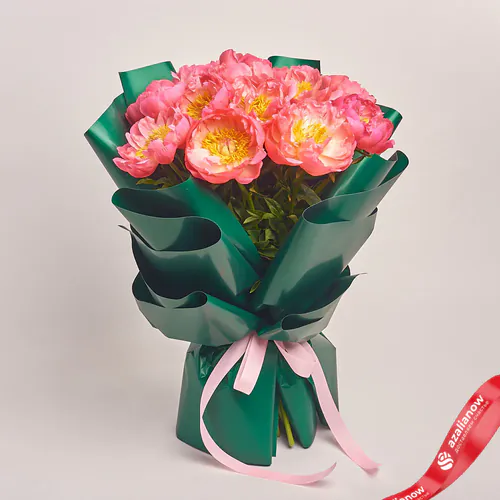Фото 1: Букет из 15 розовых пионов в зеленой бумаге. Сервис доставки цветов AzaliaNow