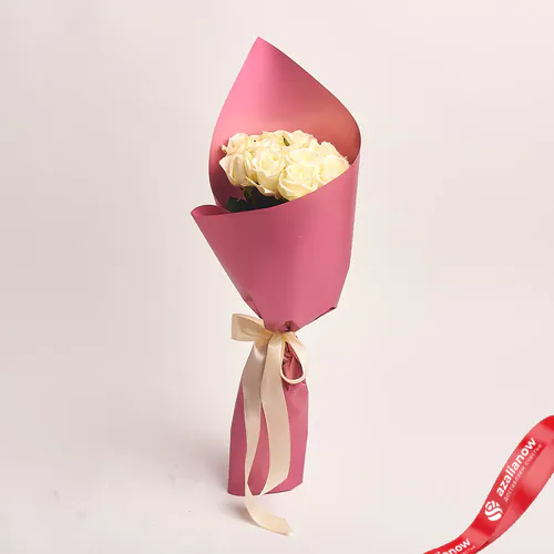 Фото 1: Букет из 11 белых роз в розовой бумаге. Сервис доставки цветов AzaliaNow