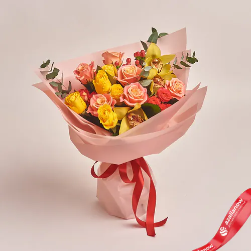 Фото 1: Букет из роз, орхидей, гиперикума в розовой пленке. Сервис доставки цветов AzaliaNow