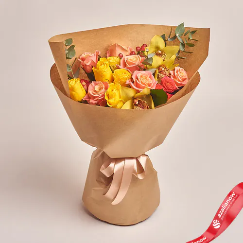 Фото 1: Букет из роз, орхидей, гиперикума в крафте. Сервис доставки цветов AzaliaNow