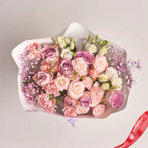 Фото 2: Букет из роз, гвоздик, лизиантусов, гипсофил в белой бумаге. Сервис доставки цветов AzaliaNow