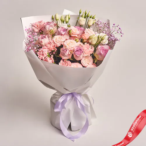 Фото 1: Букет из роз, гвоздик, лизиантусов, гипсофил в белой бумаге. Сервис доставки цветов AzaliaNow