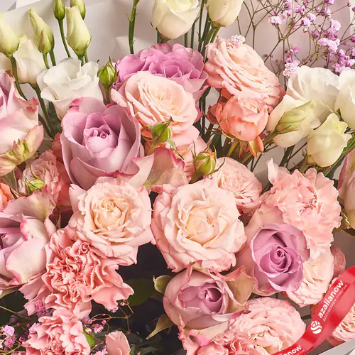 Фото 3: Букет из роз, гвоздик, лизиантусов, гипсофил в белой бумаге. Сервис доставки цветов AzaliaNow