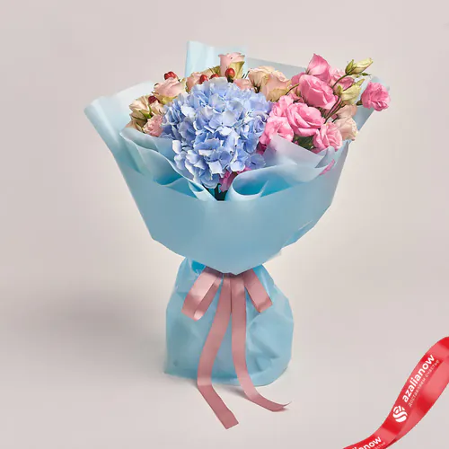 Фото 1: Букет из роз, лизиантусов, гиперикума и голубой гортензии «Начальнице». Сервис доставки цветов AzaliaNow