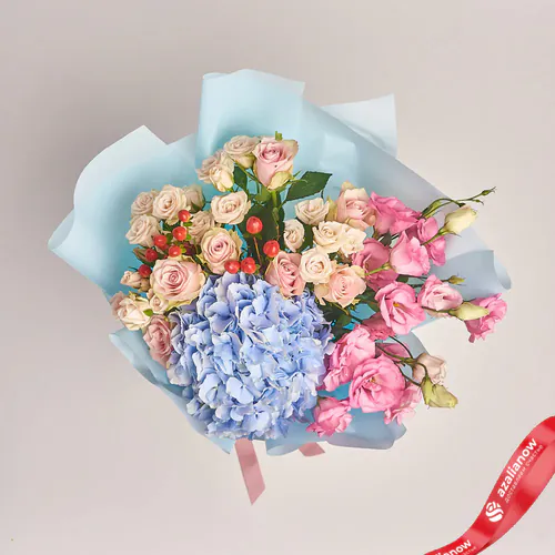 Фото 2: Букет из роз, лизиантусов, гиперикума и голубой гортензии «Начальнице». Сервис доставки цветов AzaliaNow
