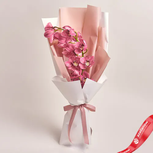 Фото 1: Букет из розовой орхидеи в белой и розовой бумаге. Сервис доставки цветов AzaliaNow