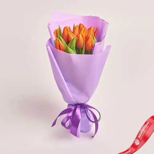 Фото 1: Букет из 11 оранжевых тюльпанов в фиолетовой пленке. Сервис доставки цветов AzaliaNow