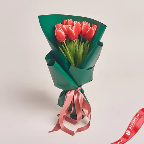 Фото 1: Букет из 11 красных тюльпанов в зеленой бумаге. Сервис доставки цветов AzaliaNow