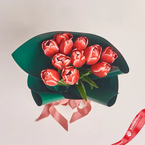 Фото 2: Букет из 11 красных тюльпанов в зеленой бумаге. Сервис доставки цветов AzaliaNow