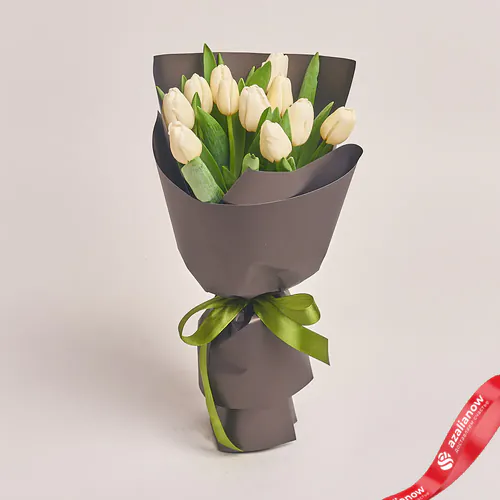 Фото 1: Букет из 11 белых тюльпанов в темно-серой бумаге. Сервис доставки цветов AzaliaNow