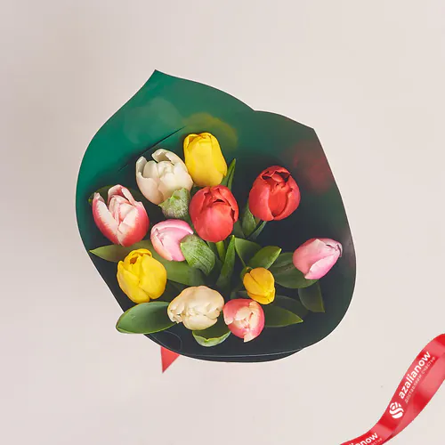 Фото 2: Букет из 11 тюльпанов микс в зеленой бумаге. Сервис доставки цветов AzaliaNow