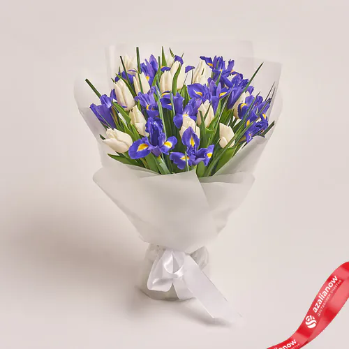 Фото 1: Букет из 15 тюльпанов и 14 ирисов в белой бумаге. Сервис доставки цветов AzaliaNow