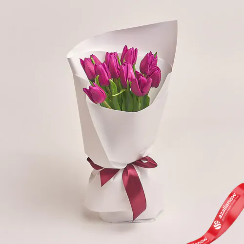 Фото 1: Букет из 11 фиолетовых тюльпанов в белой бумаге. Сервис доставки цветов AzaliaNow