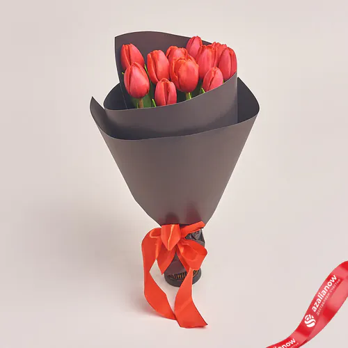 Фото 1: Букет из 11 красных тюльпанов в черной бумаге. Сервис доставки цветов AzaliaNow