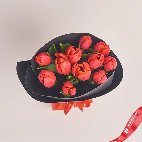 Фото 2: Букет из 11 красных тюльпанов в черной бумаге. Сервис доставки цветов AzaliaNow