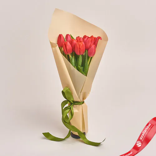 Фото 1: Букет из 11 красных тюльпанов в пудровой пленке. Сервис доставки цветов AzaliaNow