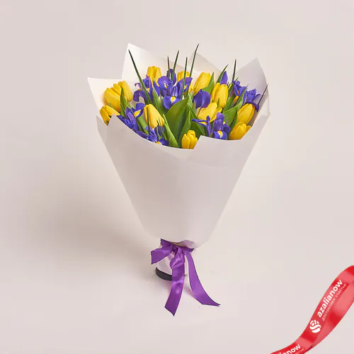 Фото 1: Букет из 13 желтых тюльпанов и 12 ирисов в белой бумаге. Сервис доставки цветов AzaliaNow