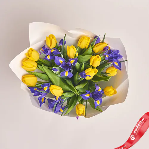 Фото 2: Букет из 13 желтых тюльпанов и 12 ирисов в белой бумаге. Сервис доставки цветов AzaliaNow