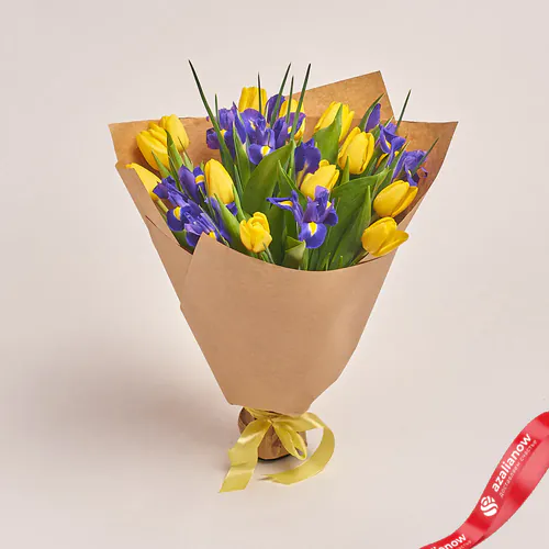 Фото 1: Букет из 13 желтых тюльпанов и 12 ирисов в крафте. Сервис доставки цветов AzaliaNow