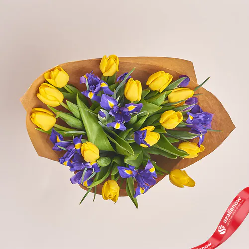 Фото 2: Букет из 13 желтых тюльпанов и 12 ирисов в крафте. Сервис доставки цветов AzaliaNow