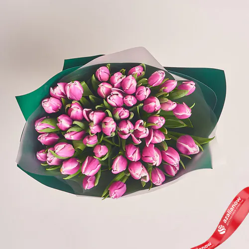 Фото 2: Букет из 51 фиолетового тюльпана в зеленой бумаге. Сервис доставки цветов AzaliaNow