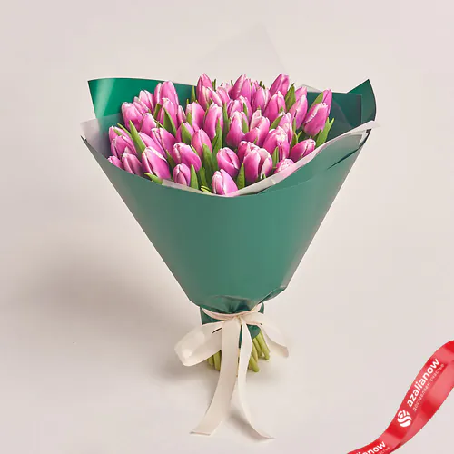 Фото 1: Букет из 51 фиолетового тюльпана в зеленой бумаге. Сервис доставки цветов AzaliaNow