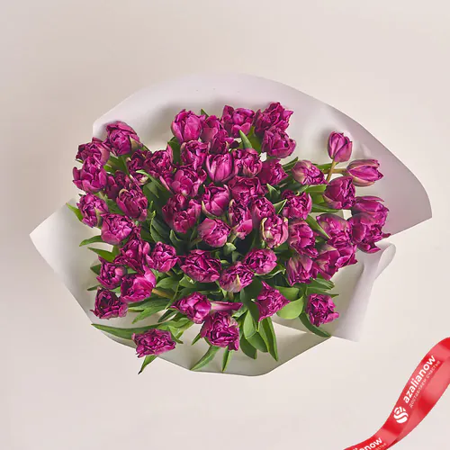 Фото 2: Букет из 51 пионовидного фиолетового тюльпана в белой бумаге. Сервис доставки цветов AzaliaNow