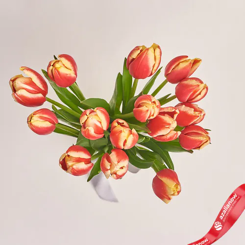 Фото 2: Букет из 15 красных тюльпанов с серой лентой. Сервис доставки цветов AzaliaNow