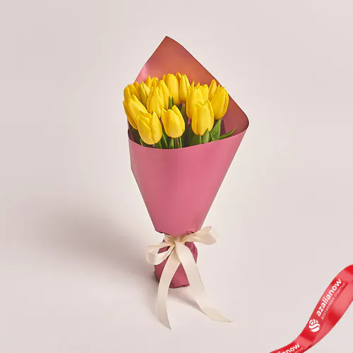 Фото 1: Букет из 15 желтых тюльпанов в розовой бумаге «В подарок». Сервис доставки цветов AzaliaNow