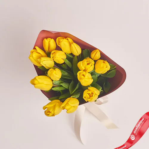 Фото 2: Букет из 15 желтых тюльпанов в розовой бумаге «В подарок». Сервис доставки цветов AzaliaNow