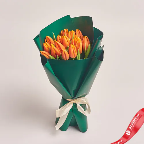 Фото 1: Букет из 15 оранжевых тюльпанов в зеленой бумаге. Сервис доставки цветов AzaliaNow