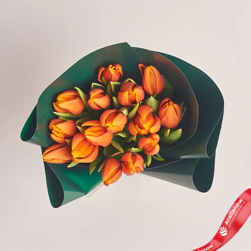 Фото 2: Букет из 15 оранжевых тюльпанов в зеленой бумаге. Сервис доставки цветов AzaliaNow
