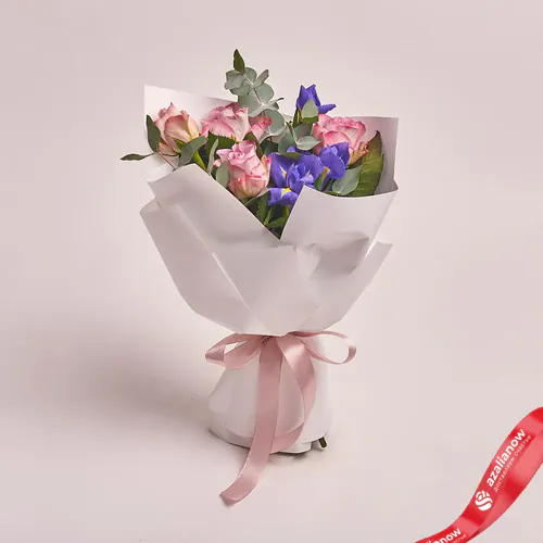 Фото 1: Букет из розовых роз и синих ирисов «Все мальчишки и девчонки». Сервис доставки цветов AzaliaNow
