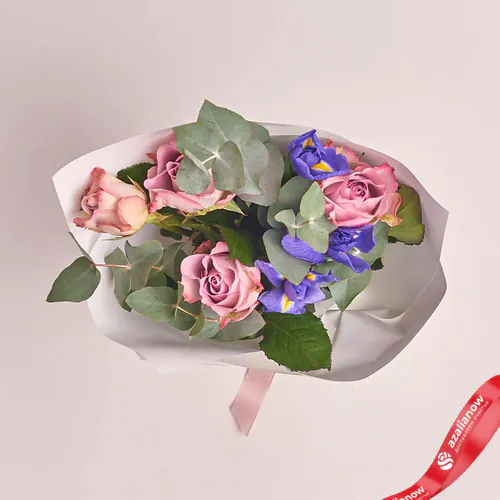 Фото 2: Букет из розовых роз и синих ирисов «Все мальчишки и девчонки». Сервис доставки цветов AzaliaNow