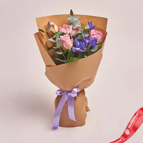 Фото 1: Букет из 5 розовых роз и 3 синих ирисов. Сервис доставки цветов AzaliaNow