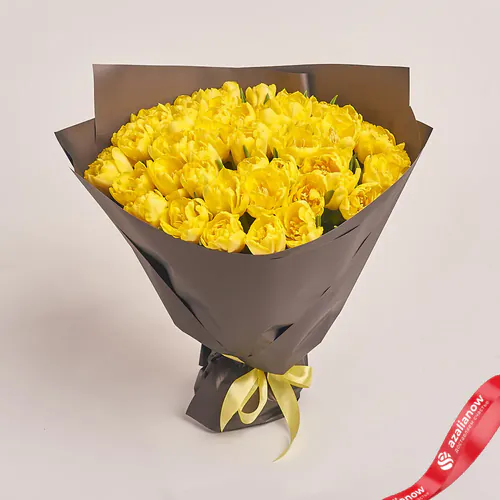 Фото 1: Букет из 51 пионовидного желтого тюльпана в темной пленке. Сервис доставки цветов AzaliaNow