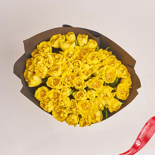 Фото 2: Букет из 51 пионовидного желтого тюльпана в темной пленке. Сервис доставки цветов AzaliaNow