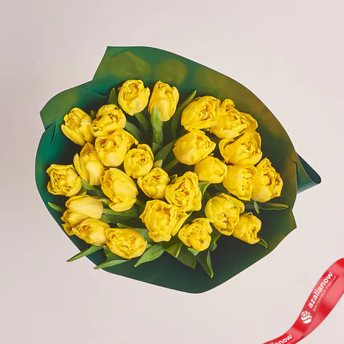 Фото 2: Букет из 25 пионовидных желтых тюльпанов зеленой бумаге. Сервис доставки цветов AzaliaNow