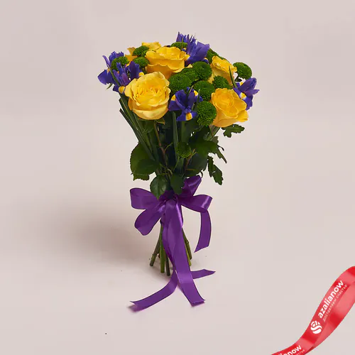 Фото 1: Букет из роз, ирисов и хризантем. Сервис доставки цветов AzaliaNow
