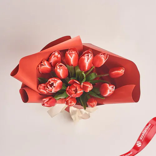 Фото 2: Букет из 15 красных тюльпанов в красной бумаге «Руководителю». Сервис доставки цветов AzaliaNow