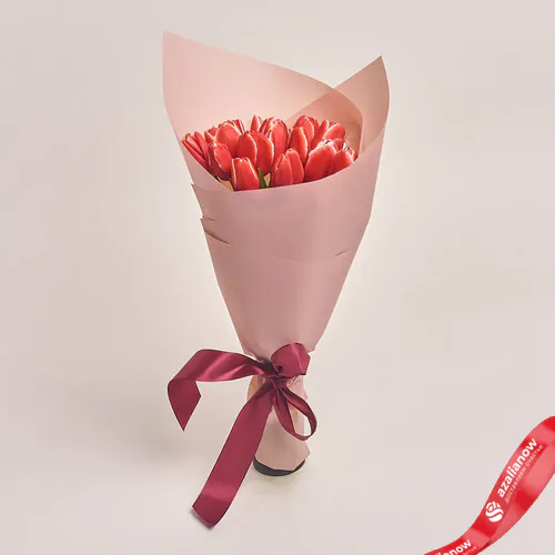 Фото 1: Букет из 15 красных тюльпанов в розовой бумаге. Сервис доставки цветов AzaliaNow