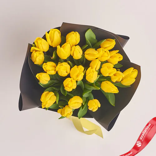 Фото 2: Букет из 25 желтых тюльпанов в темно-серой пленке. Сервис доставки цветов AzaliaNow