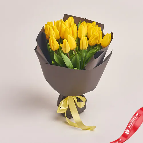 Фото 1: Букет из 25 желтых тюльпанов в темно-серой пленке. Сервис доставки цветов AzaliaNow