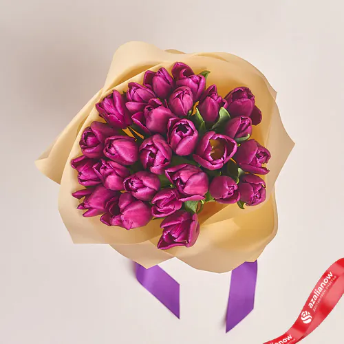 Фото 2: Букет из 25 фиолетовых тюльпанов в бежевой пленке. Сервис доставки цветов AzaliaNow