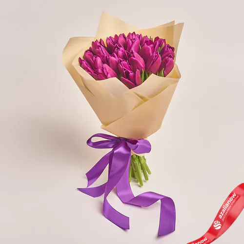 Фото 1: Букет из 25 фиолетовых тюльпанов в бежевой пленке. Сервис доставки цветов AzaliaNow