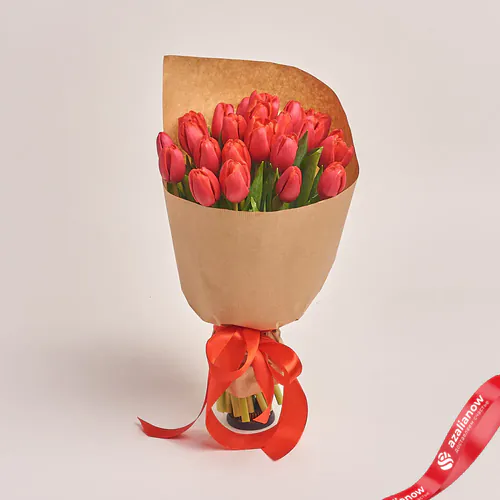 Фото 1: Букет из 25 красных тюльпанов в крафте с красной лентой. Сервис доставки цветов AzaliaNow