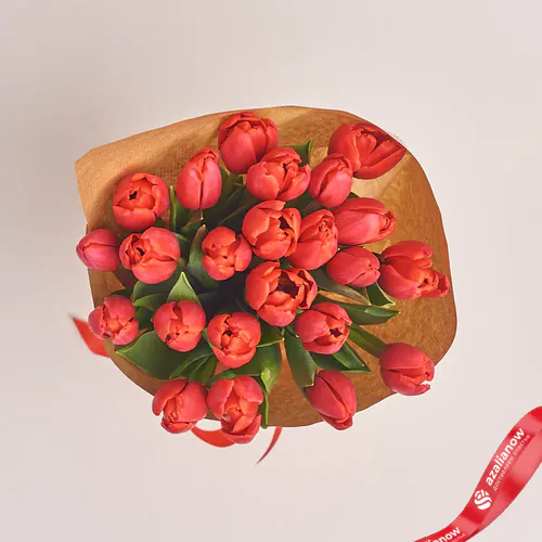 Фото 2: Букет из 25 красных тюльпанов в крафте с красной лентой. Сервис доставки цветов AzaliaNow