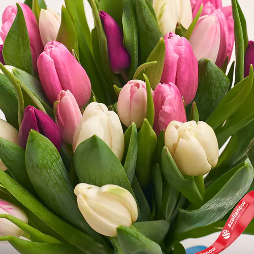 Фото 3: Букет из 25 тюльпанов микс в белой бумаге. Сервис доставки цветов AzaliaNow