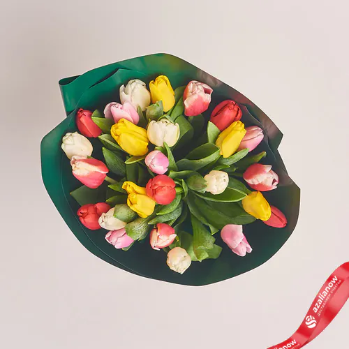 Фото 2: Букет из 25 тюльпанов микс в зеленой бумаге. Сервис доставки цветов AzaliaNow