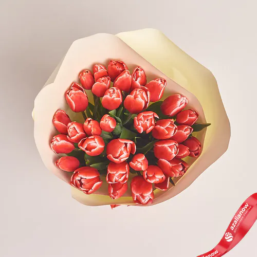 Фото 2: Букет из 35 красных тюльпанов в белой бумаге. Сервис доставки цветов AzaliaNow